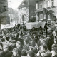 Stadtarchiv Neustadt a. Rbge., ARH Slg. Bartling 3382, Demonstration von zahlreichen Schülern auf dem Kirchplatz, im Hintergrund die nordwestliche Ecke der Liebfrauenkirche und das Haus der Kreishandwerkerschaft (An der Liebfrauenkirche 3), Neustadt a. Rbge.