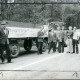 Stadtarchiv Neustadt a. Rbge., ARH Slg. Bartling 3384, Sammlung der Neustädter Bauern am Dammkrug für eine Trecker-Demonstration zur Fahrt nach Hannover, Neustadt a. Rbge.