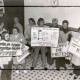 ARH Slg. Bartling 3389, Im Eingangsbereich des Neustädter Amtsgerichts demonstrieren einige Männer und Frauen mit Plakaten gegen "staatliche Wuchermiete", Neustadt a. Rbge.