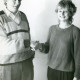 Stadtarchiv Neustadt a. Rbge., ARH Slg. Bartling 3458, Beglückwünschung einer jungen Frau durch Handschlag von Superintendent Hans Dietrich Tjarks, beide in Zivil sich gegenüberstehend, Neustadt a. Rbge.