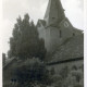 Stadtarchiv Neustadt a. Rbge., ARH Slg. Bartling 3474, Blick über die Grabsteine in der Ausstellung des Steinmetz Prause auf den Turm der Liebfrauenkirche, Neustadt a. Rbge.