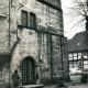 Stadtarchiv Neustadt a. Rbge., ARH Slg. Bartling 3475, Basis des Turms der Liebfrauenkirche mit Eingang, Neustadt a. Rbge.