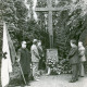 Stadtarchiv Neustadt a. Rbge., ARH Slg. Bartling 3496, Kranzniederlegung am Gedenkkreuz für die Toten im Osten ("Kreuz des Ostens") durch einige Männer mit der Fahne der Landsmannschaft Westpreußen, Kreisverband Neustadt beim Friedhof an der Lindenstraße 44, Neustadt a. Rbge