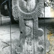 ARH Slg. Bartling 3512, Denkmalstein mit Umschrift und Darstellung des Gekreuzigten (Rosette, oben) und des Bedachten mit Spruchband (Stele, unten; Deus miserere mei), 1474, Osterwald