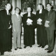 Stadtarchiv Neustadt a. Rbge., ARH Slg. Bartling 3533, Gruppenbild mit Superintendent Hans Dietrich Tjarks (2. v. r.) und zwei weiteren Kirchenvertretern im Talar mit zwei asiatischen Gästen (2. v. l. in Zivil, rechts in Klerikeranzug mit Kollar), Neustadt a. Rbge.