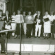 Stadtarchiv Neustadt a. Rbge., ARH Slg. Bartling 3555, Kum-ba-yah-Chor - gospel & spirituals unter der Leitung von Dietmar Brodkorb (l., mit Gitarre) in der Liebfrauenkirche, Neustadt a. Rbge.