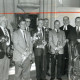 ARH Slg. Bartling 3558, Gruppenbild einer mit einem Blumenstrauß geehrten Blaskapelle von sieben Männern mitsamt Pastor N. N. im Talar vor dem Kanzelaltar der Evangelisch-lutherischen Kirche, Helstorf