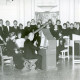 Stadtarchiv Neustadt a. Rbge., ARH Slg. Bartling 3560, Konzert des Helstorfer Kammerchors und Kammerorchesters (z. T. mit historischen Instrumenten) vor dem Kanzelaltar in der Evangelisch-lutherischen Kirche, Helstorf