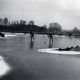 ARH Slg. Bartling 3638, Zwei Eishockeyspieler auf einem zugefrorenen Feuerlöschteich, Neustadt a. Rbge.