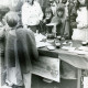 ARH Slg. Bartling 3688, Getränkestand der Pfadfinder (DPSG) auf der Marktstraße (?), im Hintergrund (in Pfadfinderkluft) die Leiter Wolfgang Schmidt (l.) und Reinhard Sollich, Neustadt a. Rbge.