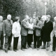 Stadtarchiv Neustadt a. Rbge., ARH Slg. Bartling 3727, Besuchergruppe mit Bürgermeister Henry Hahn (3. v. l.) auf dem Gelände der Waldbühne, Otternhagen