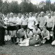 Stadtarchiv Neustadt a. Rbge., ARH Slg. Bartling 3743, Überreichung eines Pokals bei einem Fußballturnier der Alten Herren durch den Vorsitzenden Tietgen, Poggenhagen