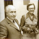 Stadtarchiv Neustadt a. Rbge., ARH Slg. Bartling 3746, Überreichung eines Blumenstraußes mit Rosen an Frau Elfriede Koch durch den Poggenhagener Bürgermeister Christian von Winkler, Poggenhagen