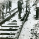 Stadtarchiv Neustadt a. Rbge., ARH Slg. Bartling 3751, Fünf Männer beim Schneeräumen der Bahngleise, Poggenhagen