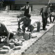 Stadtarchiv Neustadt a. Rbge., ARH Slg. Bartling 3779, Pflasterung des Schulhofs der Grundschule, Poggenhagen