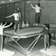 Stadtarchiv Neustadt a. Rbge., ARH Slg. Bartling 3808, Trampolinspringen in einer Turnhalle (vor einer Wand mit Glasbausteinen), Poggenhagen
