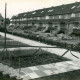Stadtarchiv Neustadt a. Rbge., ARH Slg. Bartling 3814, Häuserreihe am Sachsenring, Gartenansicht, Poggenhagen