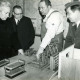 Stadtarchiv Neustadt a. Rbge., ARH Slg. Bartling 3819, Vorsitzender des DRK Ortsgruppe Poggenhagen Siegfried Kohlberg (Mitte) und Kollege präsentieren dem Bordenauer Pastor Hörstemeyer und seiner Frau Einrichtungsgegenständen des Katastrophenschutzes, Poggenhagen
