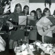 ARH Slg. Bartling 3825, Auftritt einer Gitarrengruppe jugendlicher Frauen bei der Adventsfeier des DRK Ortsverbandes Poggenhagen im Gasthaus Meyer, Blick über das Ende eines gedeckten Tisches auf die Jugendgruppe, Poggenhagen