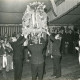 ARH Slg. Bartling 3831, Aufhängung der Erntekrone im Festzelt durch die Freiwillige Feuerwehr, Segnung der Erntekrone durch Pastor Kostrewa (r.), Poggenhagen