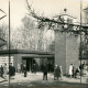 Stadtarchiv Neustadt a. Rbge., ARH Slg. Bartling 3835, Einweihung der Friedhofskapelle am Alten Postweg, Frontalansicht von Westen, Poggenhagen