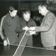 Stadtarchiv Neustadt a. Rbge., ARH Slg. Bartling 3838, Oberkreisdirektor Hans Meier (r.) mit zwei Tischtennis-Spielern am Spieltisch in der neuen Turnhalle des TSV, Poggenhagen