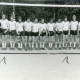 ARH Slg. Bartling 3839, Fußballmannschaft des TSV in Sportkleidung (Weiß-Schwarz) nebeneinander stehend auf der Torlinie, Poggenhagen