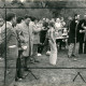 ARH Slg. Bartling 3840, Der Poggenhagener Bürgermeister Rudolf Löffler (am Mikrofon) beglückwünscht den 1. Vorsitzenden des TSV Poggenhagen Juraschek im Rahmen der Sportwochen auf dem Sportplatz des TSV vor zahlreichen Zuschauern, Poggenhagen
