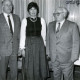Stadtarchiv Neustadt a. Rbge., ARH Slg. Bartling 3843, Gruppenbild mit Elisabeth Huntemueller, aus Amedorf, Vorsitzende der Kreisgruppe Neustadt des Heimatbundes Niedersachsen, stehend zwischen zwei Männern