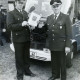 Stadtarchiv Neustadt a. Rbge., ARH Slg. Bartling 3846, Übernahme eines neuen Feuerlöschfahrzeugs (Mercedes Benz 811 D?) durch die Freiwillige Feuerwehr Niedernstöcken, vor dem Wagen zwei Feuerwehrleute, Niedernstöcken