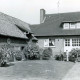 Stadtarchiv Neustadt a. Rbge., ARH Slg. Bartling 3848, Wohnhaus, Ansicht von der Straße über den Vorplatz auf den Eingangsbereich des traufenständigen Hauses, über dem Eingang eine Flachgaube, Rodewald