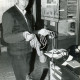 ARH Slg. Bartling 3858, Der Leiter der Volksbank Scharnhorst zeigt die Instrumente, die bei einem Überfall benutzt wurden, Bordenau