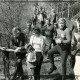 Stadtarchiv Neustadt a. Rbge., ARH Slg. Bartling 3868, TSV Bordenau, Teilnehmer des Wandertags auf einem Waldweg am Dammkrug, Bordenau