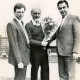 Stadtarchiv Neustadt a. Rbge., ARH Slg. Bartling 3876, Überreichung eines Blumenstraußes an N. N. durch N. N. (r.) und N. N. (l.), Gruppenporträt, drei Männer, Bordenau