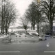 Stadtarchiv Neustadt a. Rbge., ARH Slg. Bartling 3877, Hochwasser der Leine, Absperrung der Straße zum Fährhaus und nach Bordenau an der Poggenhagener Straße