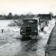 Stadtarchiv Neustadt a. Rbge., ARH Slg. Bartling 3879, Hochwasser der Leine, LKW (MAN 415 L1F) mit Anhänger bei der Fahrt über die überflutete Straße Am Fährhaus von Bordnau nach Poggenhagen