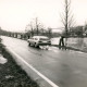 ARH Slg. Bartling 3882, Hochwasser der Leine, Blick auf einen PKW, der über die kurz vor der Überschwemmung stehende Straße Am Fährhaus (mit begleitendem Fußgängersteg) Richtung Bordenau fährt