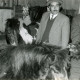 ARH Slg. Bartling 3887, Kleiner Familienzirkus im Winterlager am Dammkrug, der Familienchef (zusammen mit einem weiteren Mann) im Schuppen bei Ponys und Lama, Bordenau