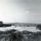 Stadtarchiv Neustadt a. Rbge., ARH Slg. Bartling 3898, Oltmanns Verblendziegelwerk, Benkenwisch (später: Hartsteinwerk Hannover GmbH & Co. KG, Am Dammkrug 1, neben der B 6), Blick über den leeren Vorplatz auf die Produktionshallen samt Schornstein, Neustadt a. Rbge.