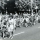 Stadtarchiv Neustadt a. Rbge., ARH Slg. Bartling 3904, Umzug der teilnehmenden Kinder in Begleitung von Erzieherinnen beim Kinderschützenfest, Bordenau