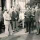 Stadtarchiv Neustadt a. Rbge., ARH Slg. Bartling 3911, Scharnhorsthaus (Gutshaus), Am Kampe 23, Gruppe von älteren Leuten vor dem Eingang, Gästeführung: Klaus Jürgen Kortmann, Vorsitzender des Scharnhorst-Komitees, Bordenau