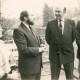 ARH Slg. Bartling 3912, Scharnhorsthaus (Gutshaus), Am Kampe 23, Bundesminister der Verteidigung Dr. Manfred Wörner (2. v. r.) mit Begleiter am Geburtshaus des Heeresreformers und Generals Gerhard von Scharnhorst, Bordenau