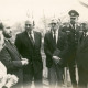 Stadtarchiv Neustadt a. Rbge., ARH Slg. Bartling 3913, Scharnhorsthaus (Gutshaus), Am Kampe 23, Bundesminister der Verteidigung Dr. Manfred Wörner (3. v. l.) mit Begleitern am Geburtshaus des Heeresreformers und Generals Gerhard von Scharnhorst, Bordenau