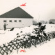 Stadtarchiv Neustadt a. Rbge., ARH Slg. Bartling 3916, Gemeindehaus der Ev. Luth. Pfarrgemeinde St. Thomas, Am Kampe 3, Giebelseite im winterlichen Schnee, Bordenau