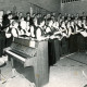 Stadtarchiv Neustadt a. Rbge., ARH Slg. Bartling 3938, "Singendes, klingendes Bordenau" in der Turnhalle, Auftritt des Gemischten Chores unter dem Dirigat von Gerhard Bruns (?), Bordenau