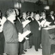 ARH Slg. Bartling 3939, Männergesangverein Bordenau, Auftritt in einem geschmückten Saal unter dem Dirigat von Gerhard Bruns vor einem geöffneten Klavier, Bordenau