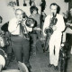 Stadtarchiv Neustadt a. Rbge., ARH Slg. Bartling 3942, Auftritt einer Dixieland-Jazz-Band gemischten Alters in einem Wohnzimmer, Bordenau