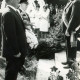 Stadtarchiv Neustadt a. Rbge., ARH Slg. Bartling 3951, Kranzniederlegung durch uniformierte Mitglieder der Kriegerkameradschaft am Ehrenmal, Blick von der Seite, Borstel