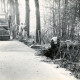 Stadtarchiv Neustadt a. Rbge., ARH Slg. Bartling 4003, Bauarbeiten am Randstreifen der Straße nach Esperke