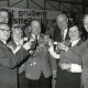 Stadtarchiv Neustadt a. Rbge., ARH Slg. Bartling 4009, Neustädter Honoratioren beim Schützenfest sich zuprostend, Esperke